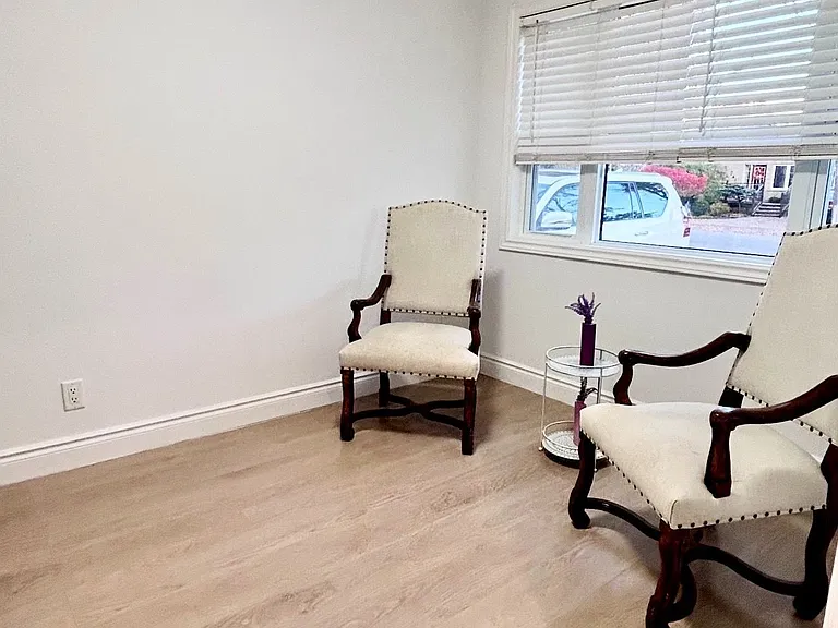 242 Simcoe Ave — Photo 6