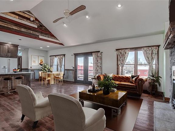 4th image of 537 E 550th Rd