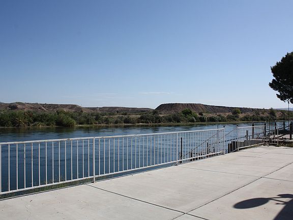 4th image of 404 E Riverfront Dr