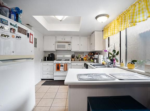4th image of 2462 Manzanita Dr