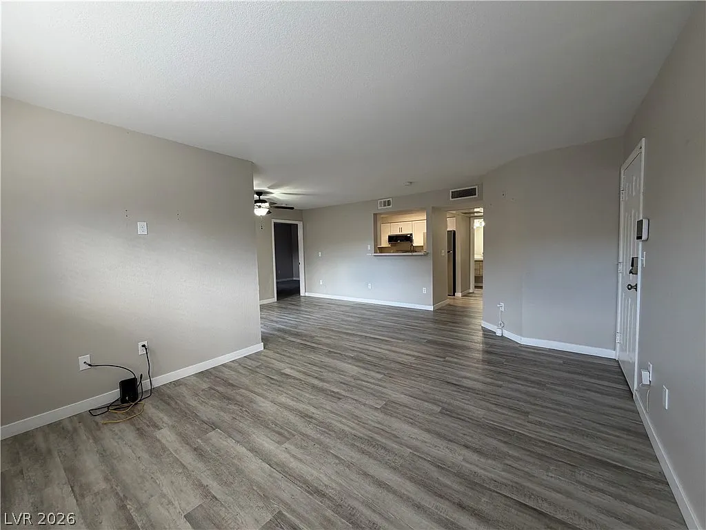 1150 N Buffalo Dr — Photo 3