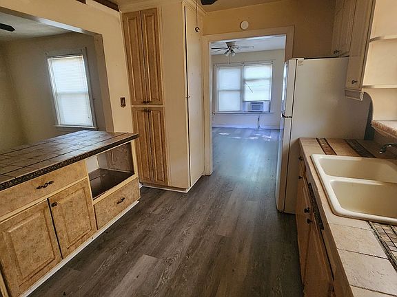 5th image of 105 Edison Ave