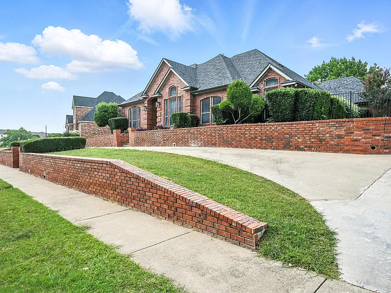 6301 Meadow Lakes Dr — Photo 2