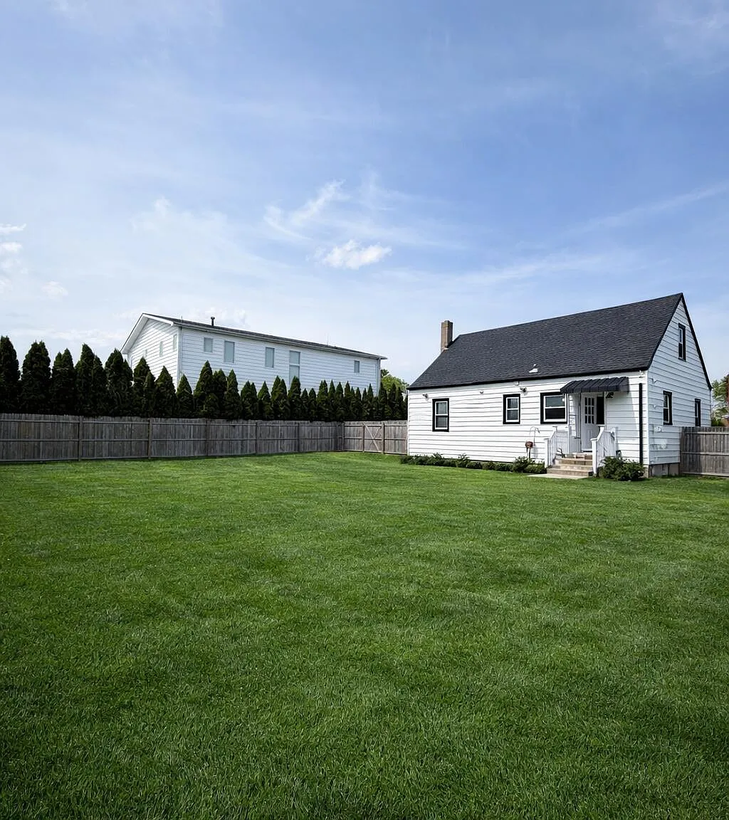 3 bed, $2,200 — Photo 2