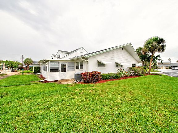 3rd image of 327 Emerald Pl W