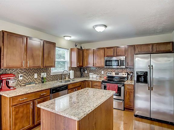 3rd image of 6520 Oak Crest Dr