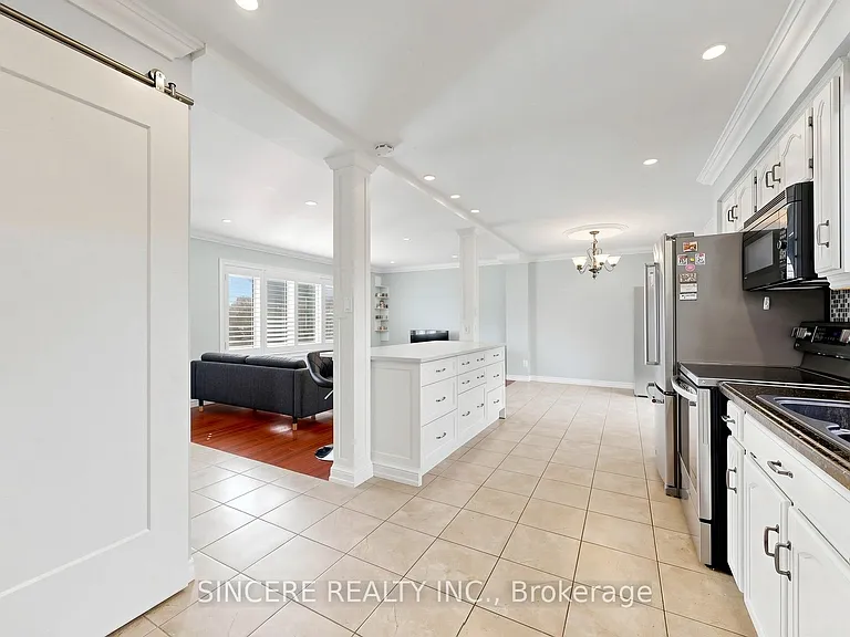 592 Canewood Cres — Photo 12