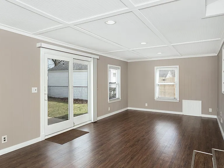 854 Allen St — Photo 16