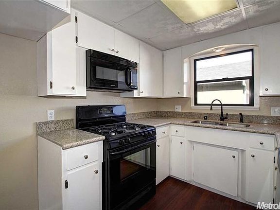3rd image of 220 Lois Ave