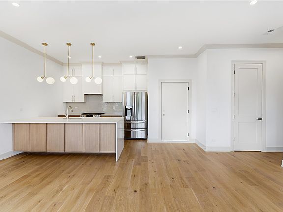 5th image of 6414 N Francisco Ave