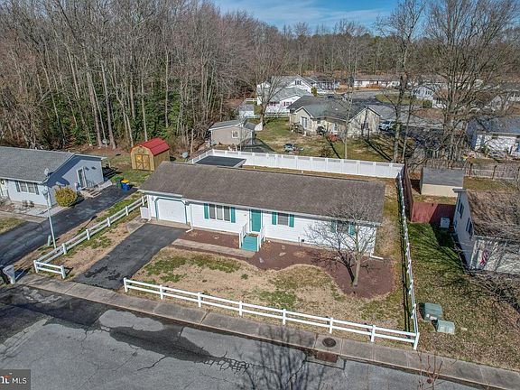 2nd image of 209 Woods Edge Ln