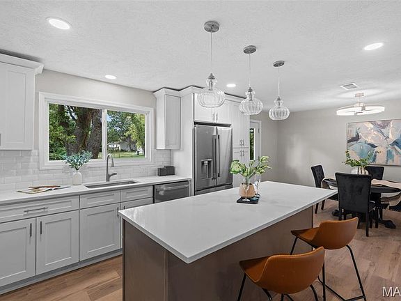 2nd image of 301 Edgewood Dr