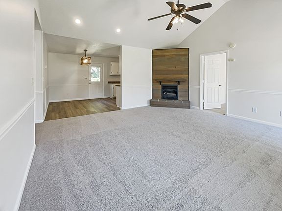 4th image of 3010 Redwood Dr