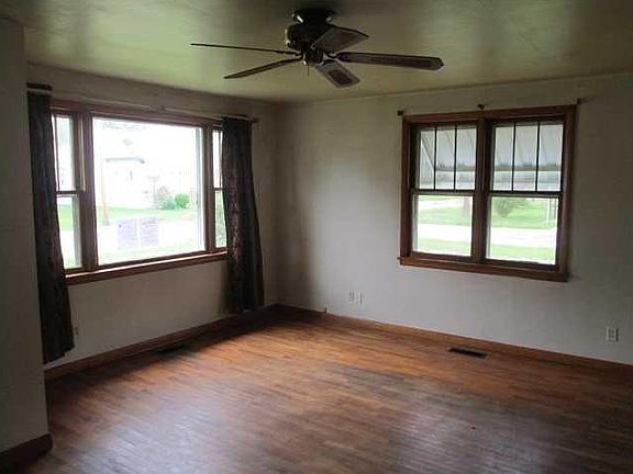 4th image of 311 Douglas St