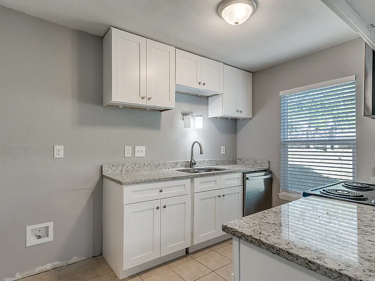4031 Sunrise Bluff Dr — Photo 7