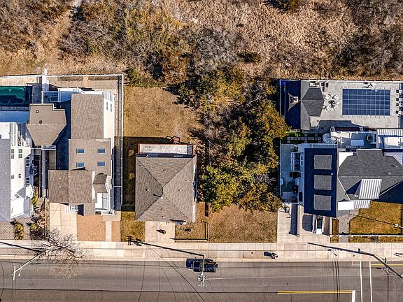 3rd image of 231 E 1st Ave