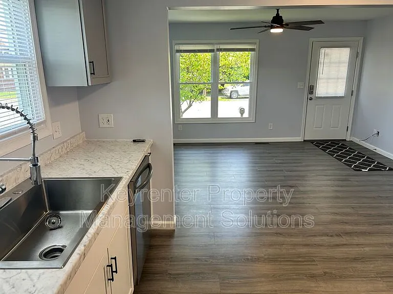 421 N Charlotte Ave — Photo 12