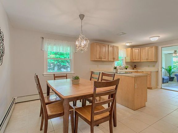5th image of 563 West St