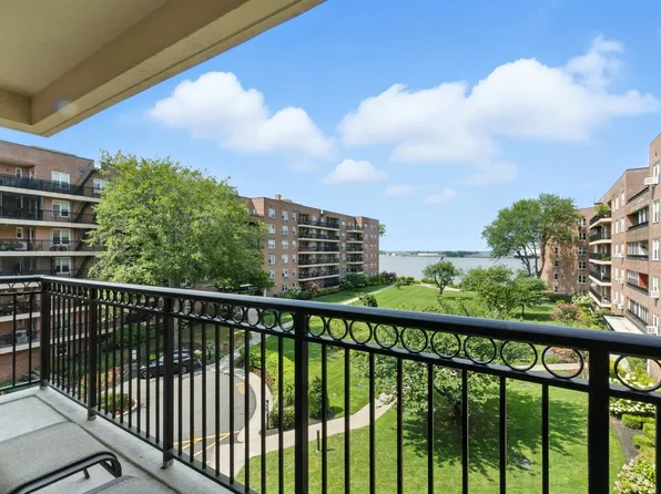 162-41 Powells Cove Boulevard image 2 of 29