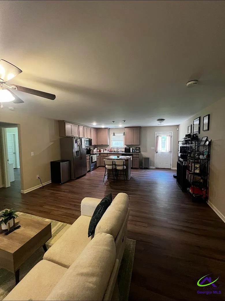 3 bed, 2.0 bath, 1350 sqft, $1,750 — Photo 3