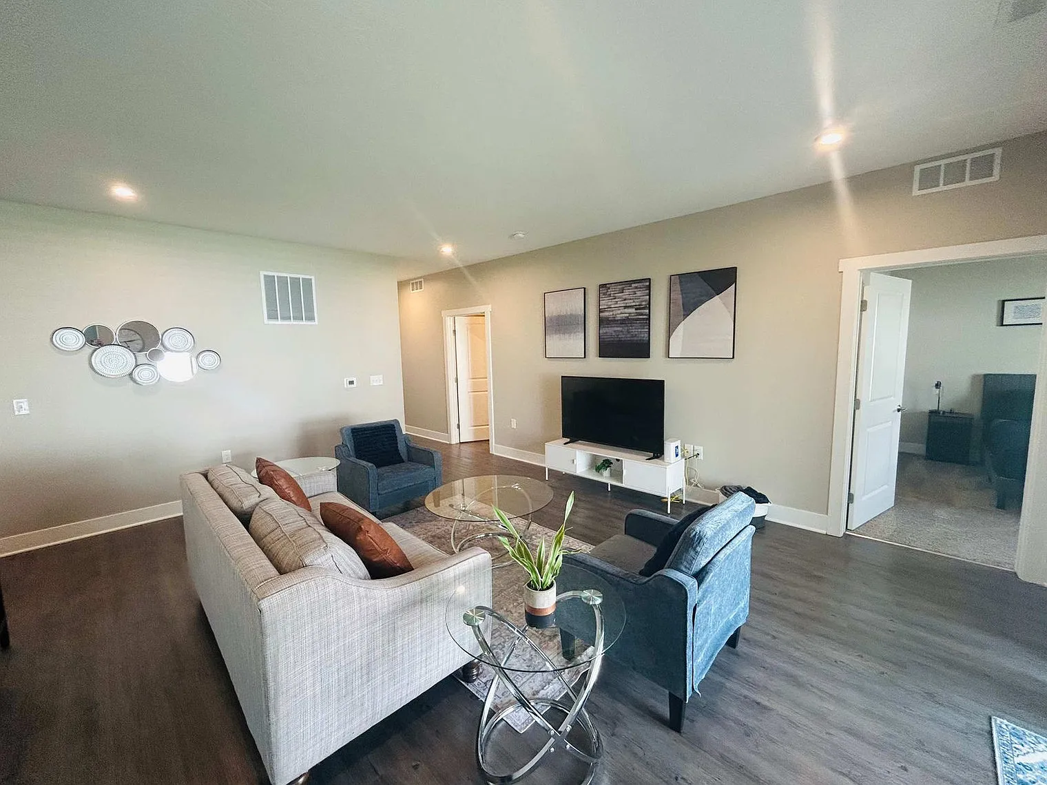 3 bed, 3.0 bath, 1668 sqft, $2,314 — Photo 2