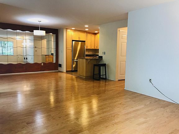 3rd image of 1326 Bellevue Way NE
