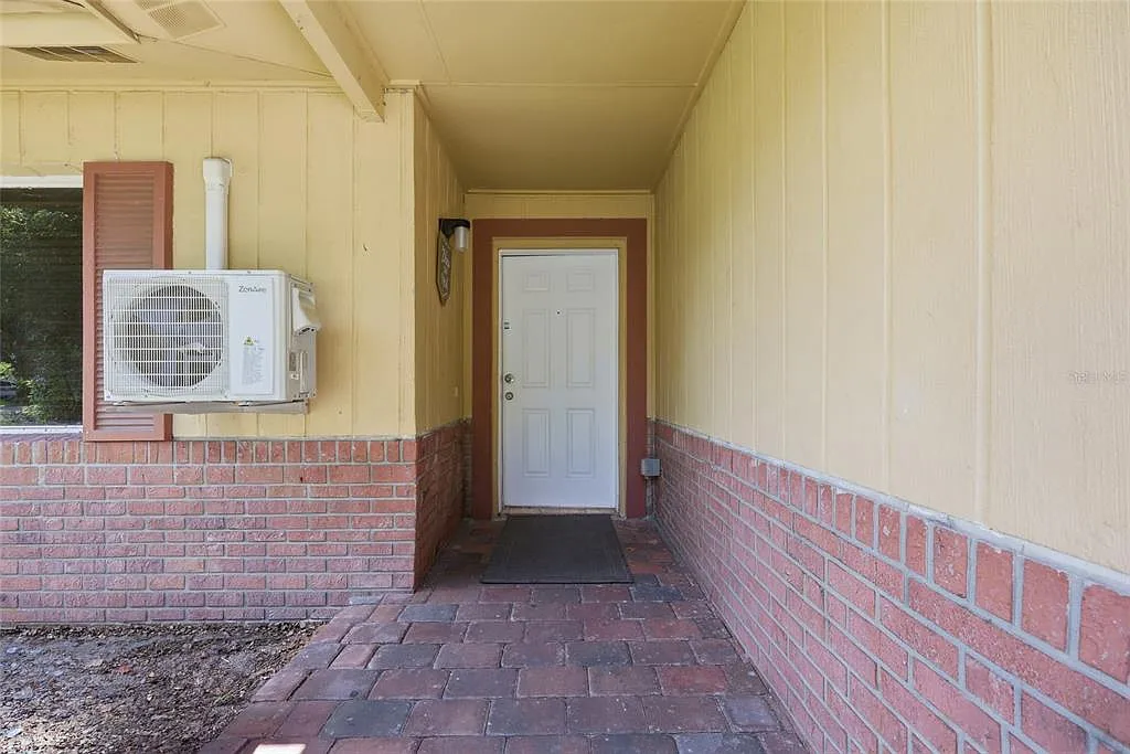 5 bed, 3.0 bath, 2300 sqft, $3,200 — Photo 3