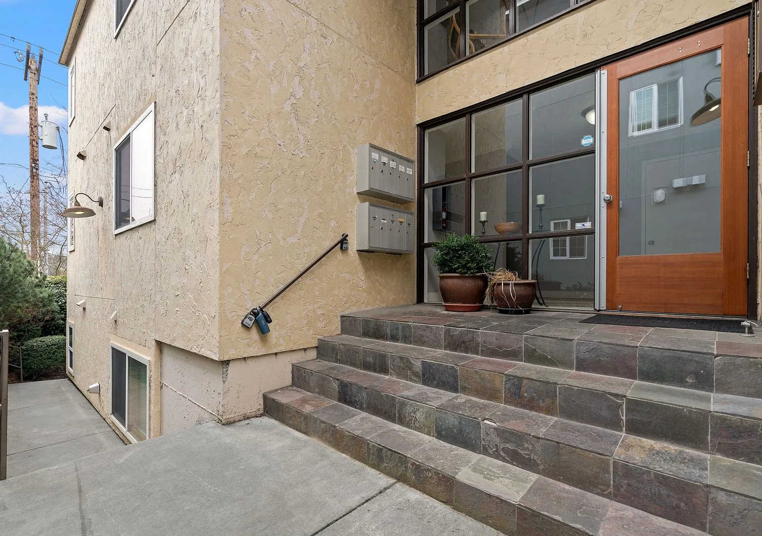 Cozy 2 bed 1 bath Condo in North Queen Anne — Photo 1