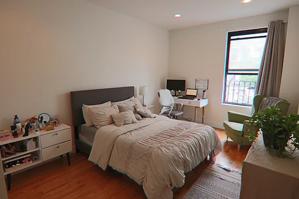 Rented by PMG Real Estate  | media 52