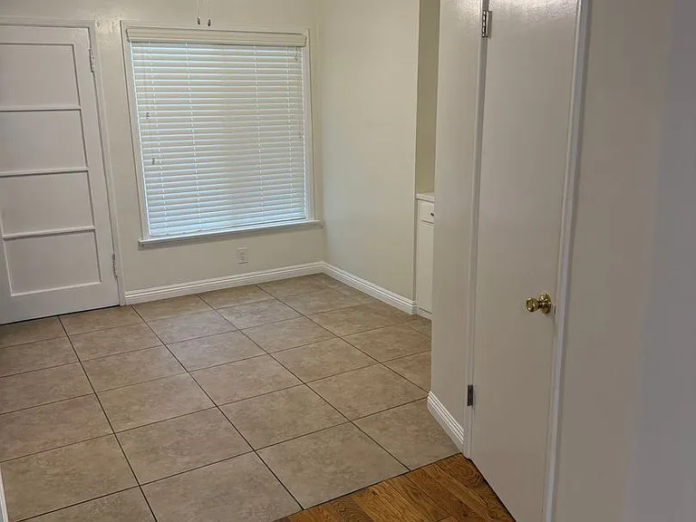 180 S Mountain View Ave — Photo 3