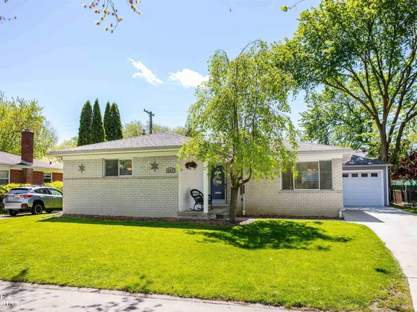 867 Grosse Pointe Ct, Grosse Pointe, MI 48230