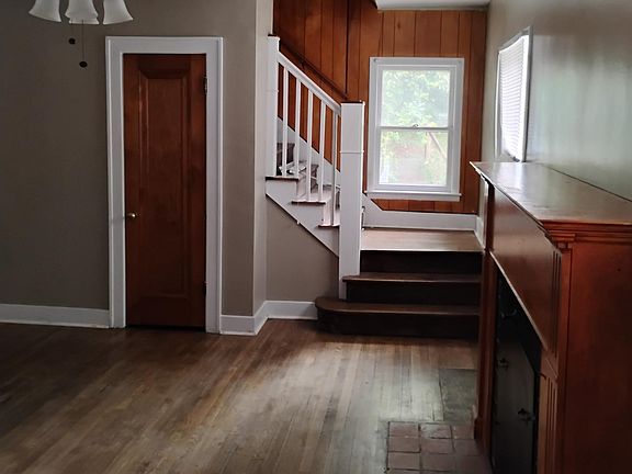 3rd image of 927 Valley Ave NW