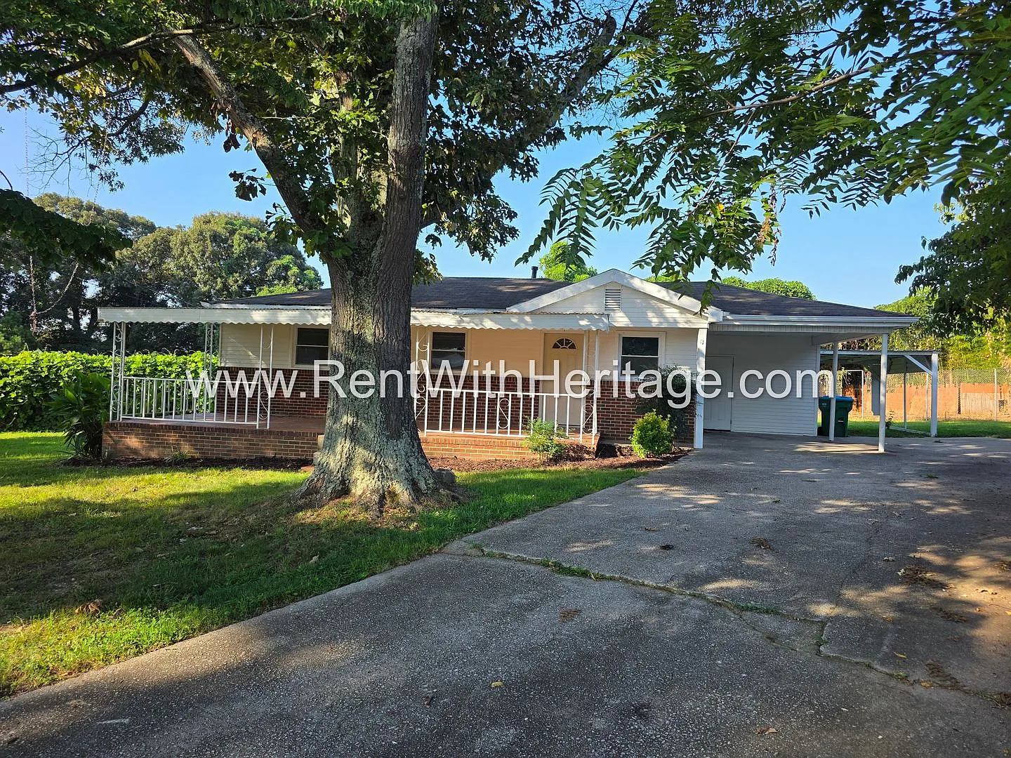 Grandpa's Bungalow /Open Floorplan / 3bd / 1 Bath / Huge Welcoming Front Porch/ Great Location — Photo 1