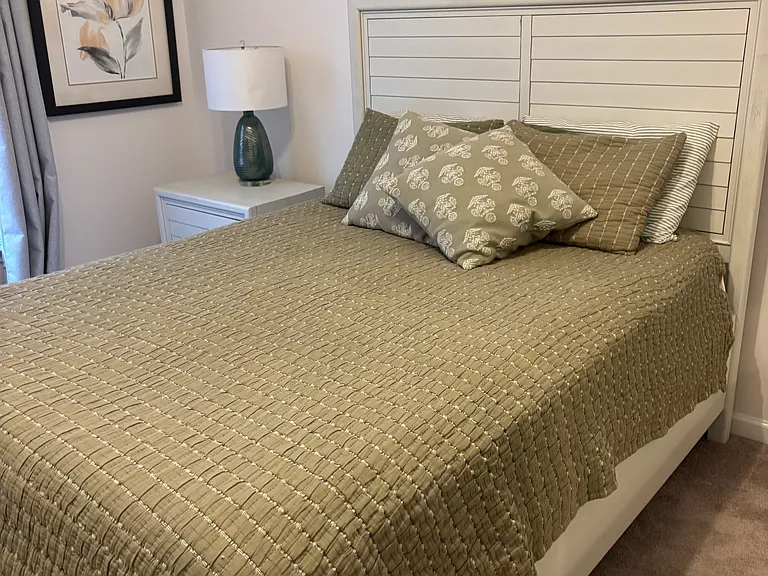 Master bedroom - Queen