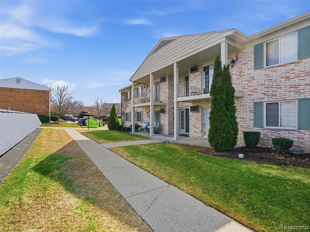 2 bed, 1.0 bath, 839 sqft, $1,550 — Photo 3