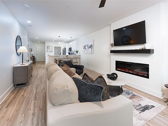 3rd image of 419 SE 1st Ave #101