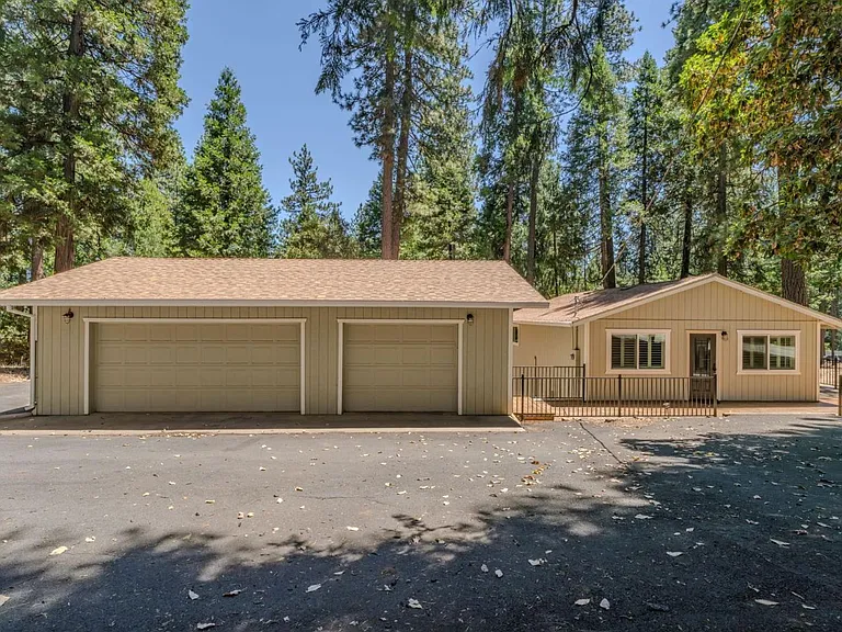 16932 McKenzie Dr — Photo 2