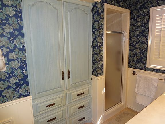 3rd image of 300 E 22nd St