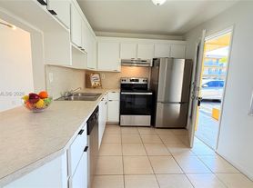 1302 NE 191st St, Miami, FL