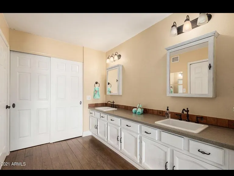 2432 W Dailey St — Photo 15