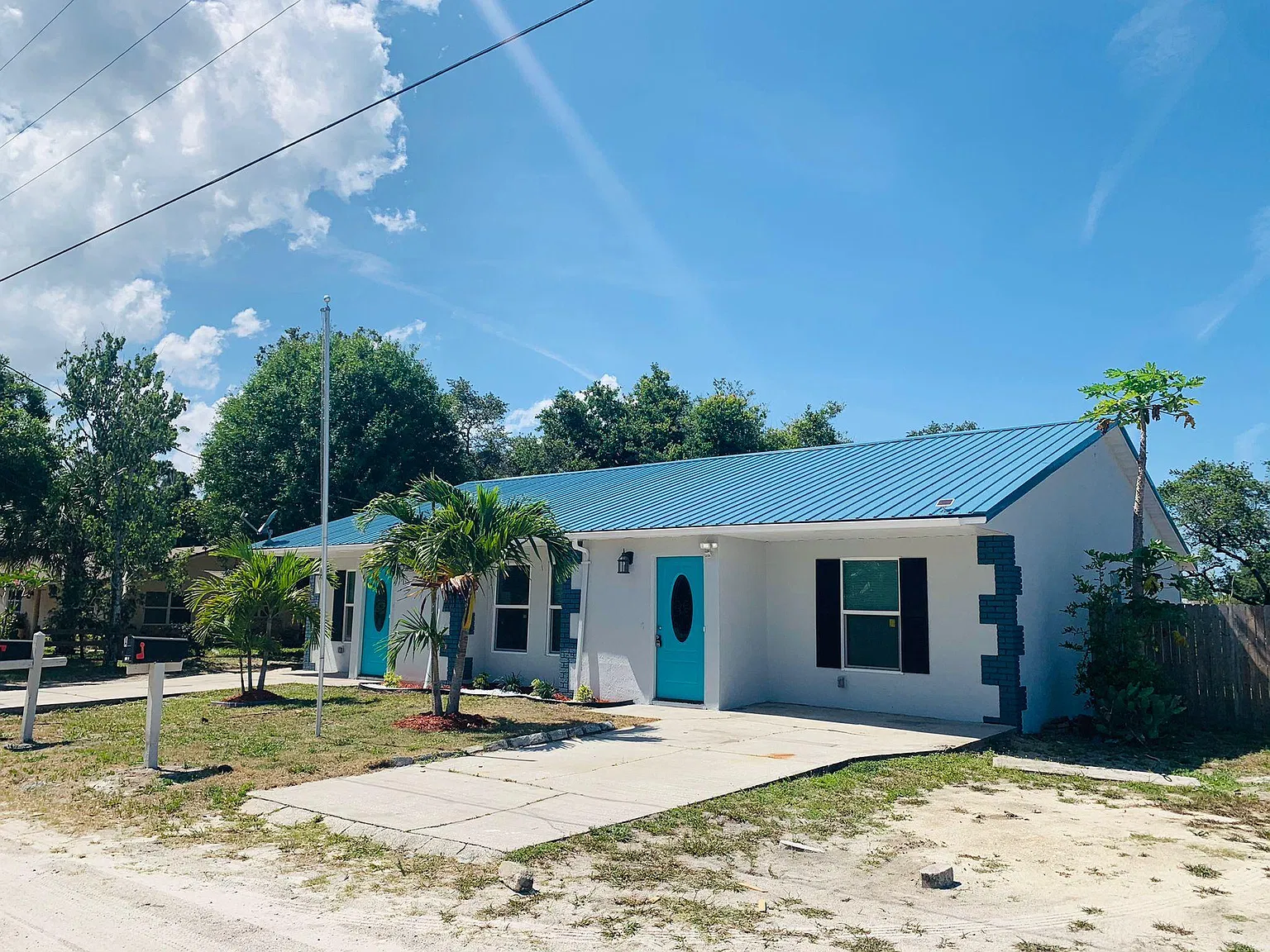 2711 Palm Dr NE — Photo 1