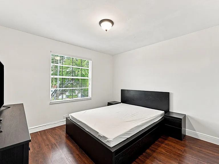 1115 SW 180th Ter — Photo 8