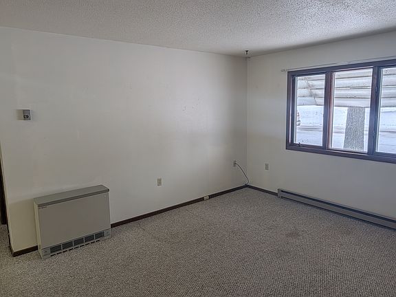 3rd image of 302 Main St N APT 1