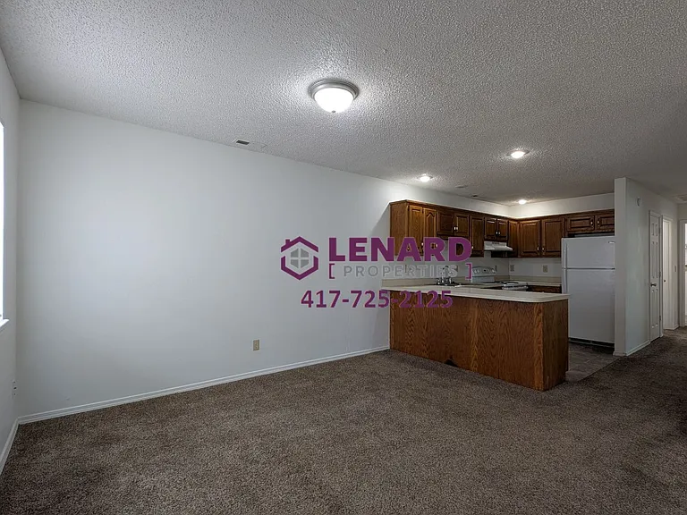 1911 E Laverne St — Photo 3