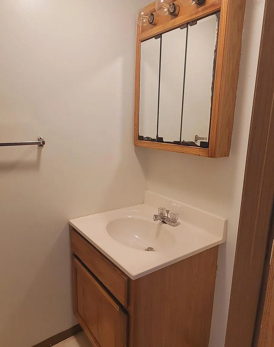 3 bed, 1.5 bath, 2150 sqft, $975 — Photo 3