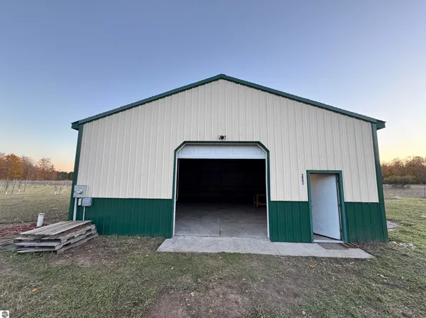 2845 W Armstrong Lake Trl, Empire, MI 49630