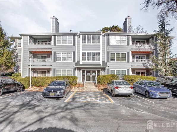2011 Tanglewood Ct, Helmetta, NJ 08828