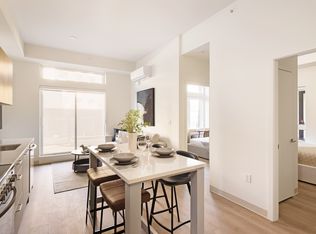 City Suites Oxford, North Vancouver, BC V7J 1E5