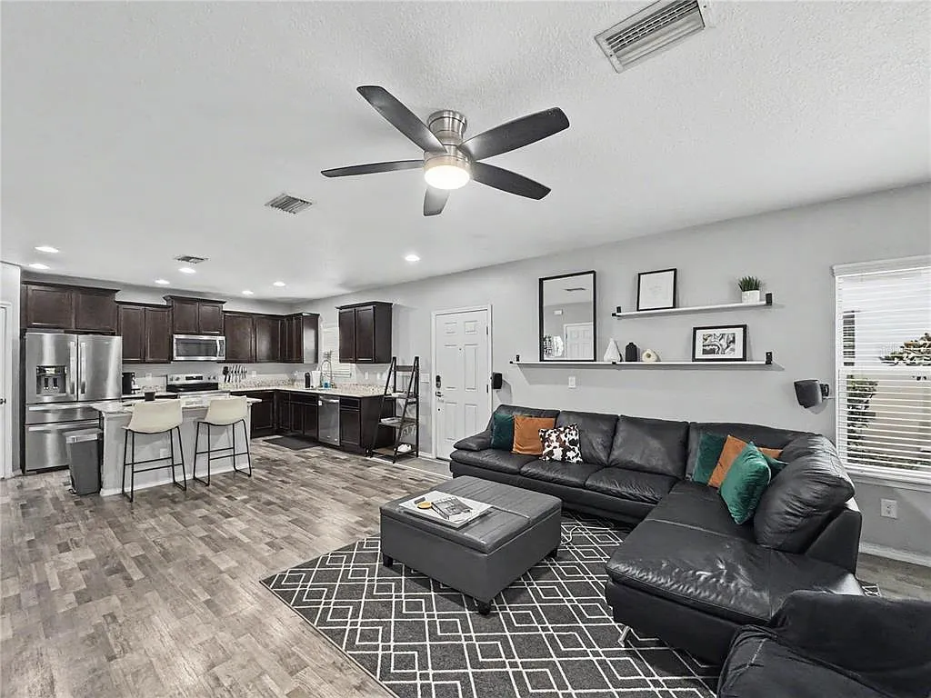2 bed, 2.5 bath, 1320 sqft, $2,050 — Photo 2