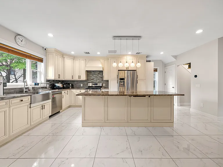 156 Phelps Ave — Photo 10